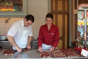 Benjamin Krismann et son épouse Sophie dans leur confiserie Bordeaux mars 2005