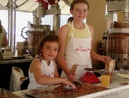 Mathilde et Emma Gouin dans la confiserie au Croisic 2